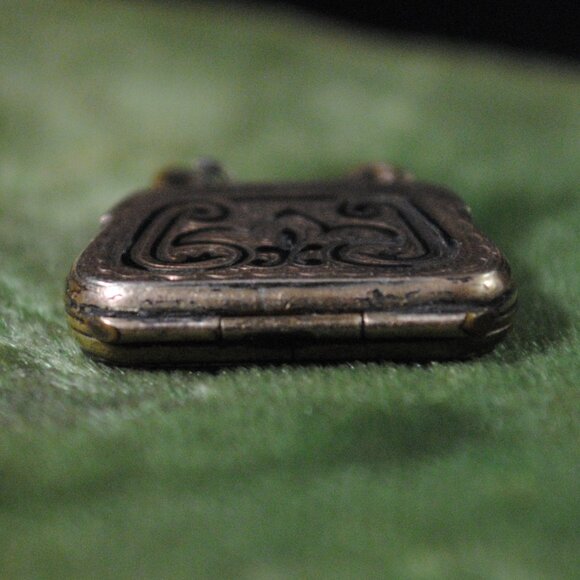 Antique Victorian Two-Sided Engraved Gold-filled Purse Locket Taille d'Épargne - Picture 6 of 9